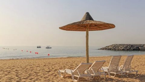 مشي على شاطئ لولوة